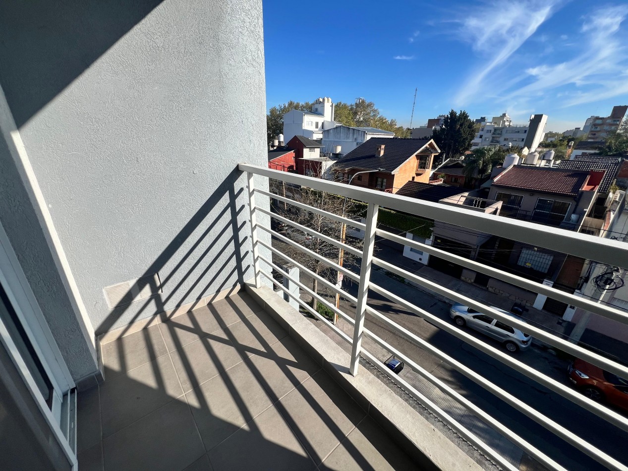 Alquiler - 2 Ambientes Al Frente con Balcon