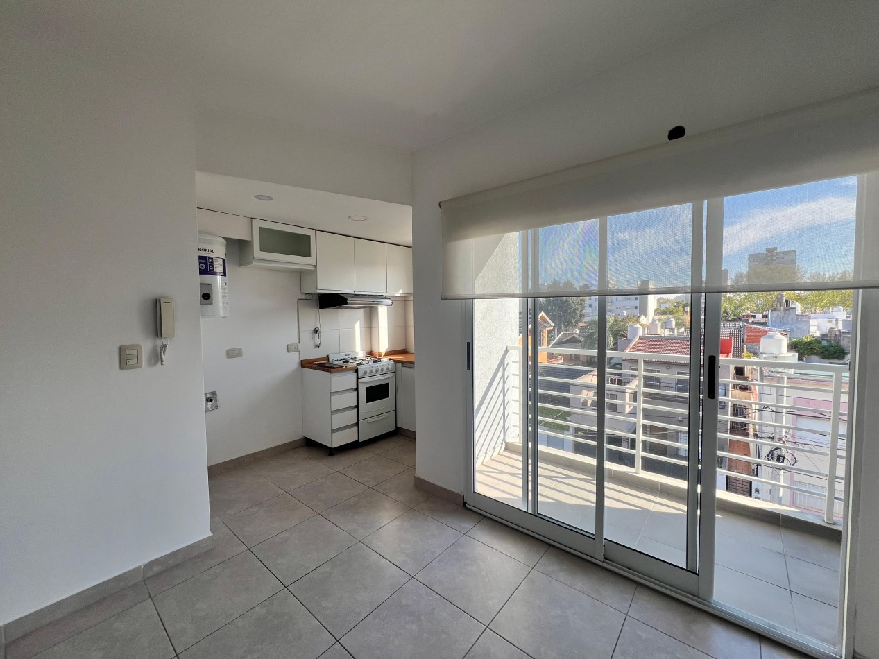 Alquiler - 2 Ambientes Al Frente con Balcon