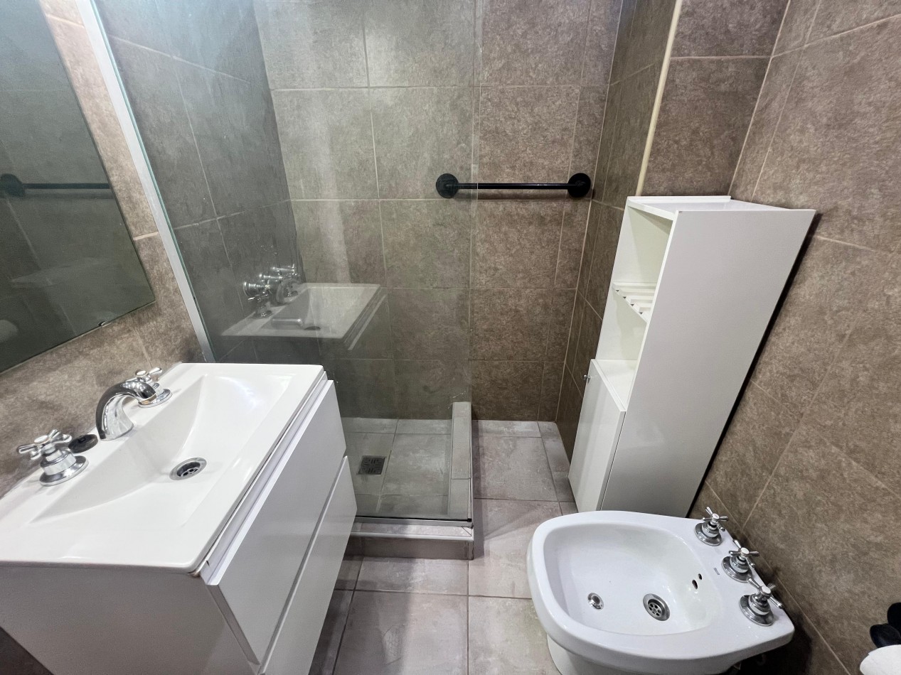 Alquiler - 2 Ambientes Al Frente con Balcon