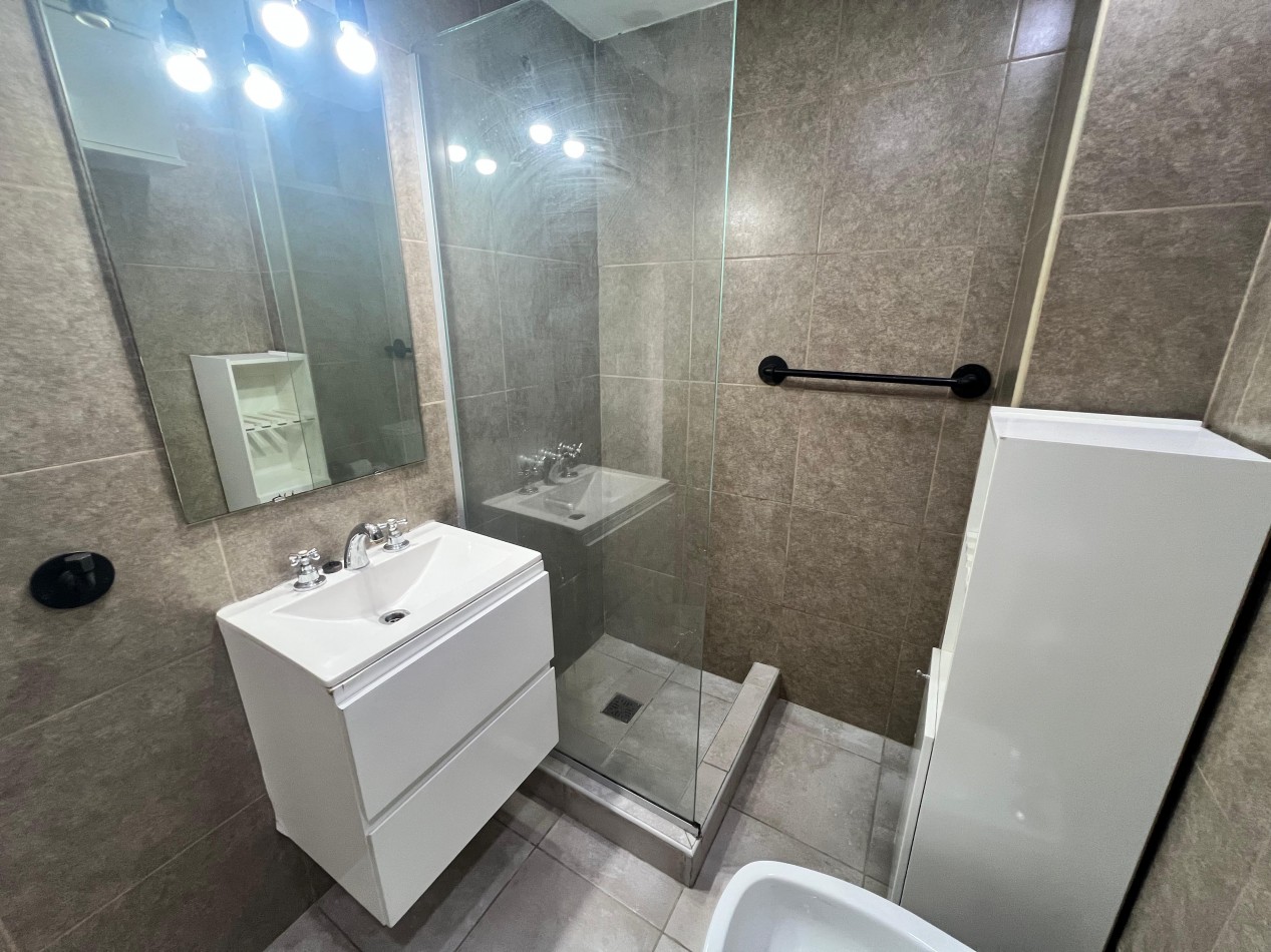 Alquiler - 2 Ambientes Al Frente con Balcon